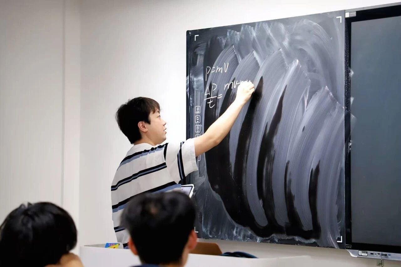 黑板前的讲解