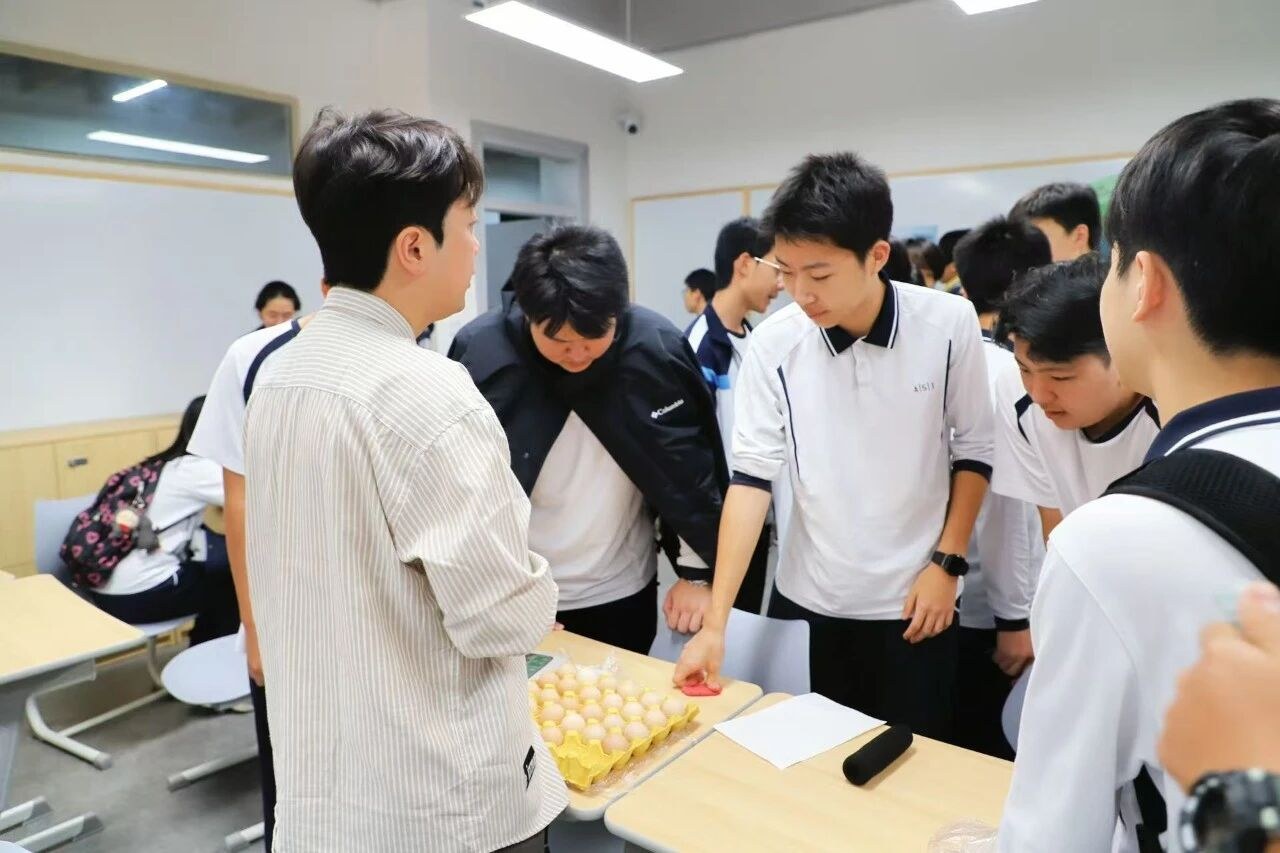 同学们围在桌边交流实验